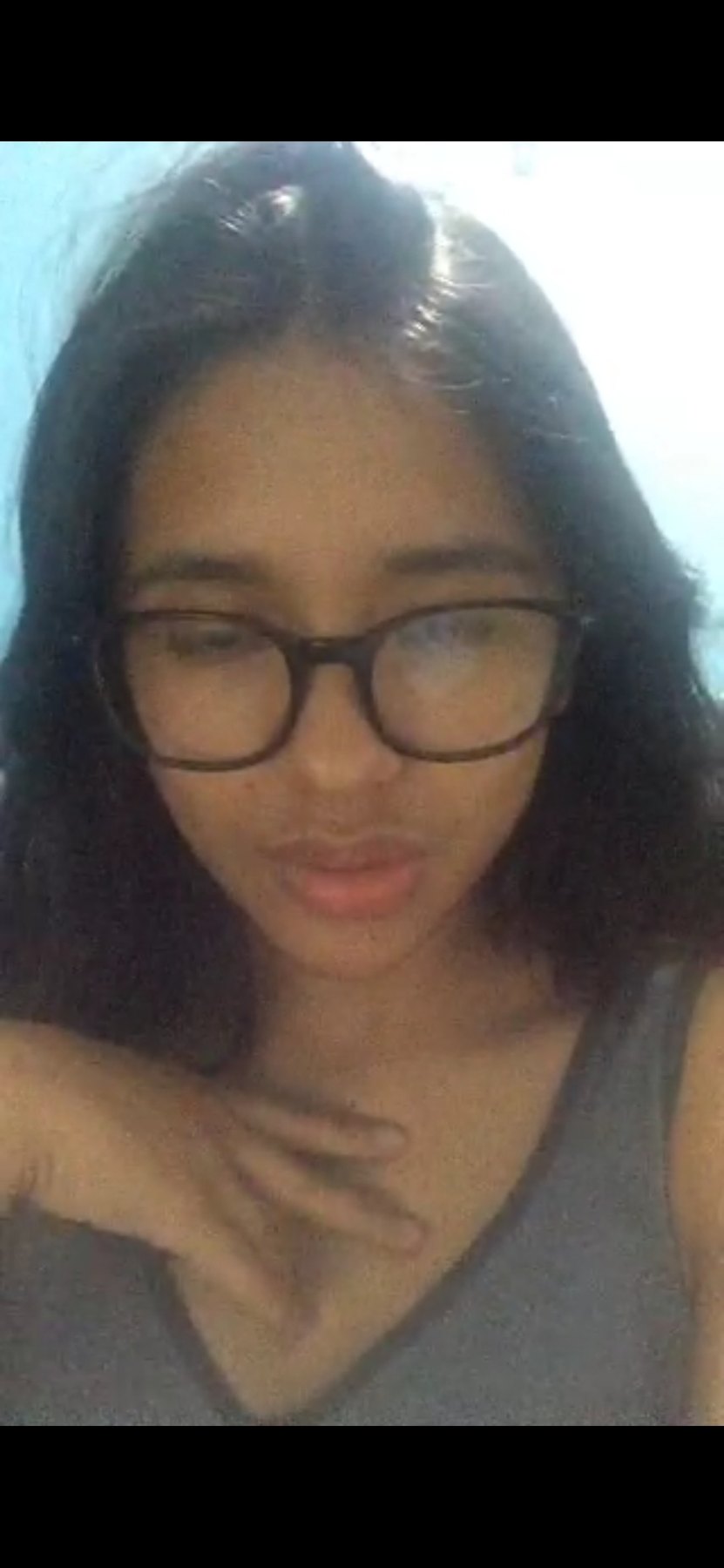 Alguno tiene de esta morrita de lentes?