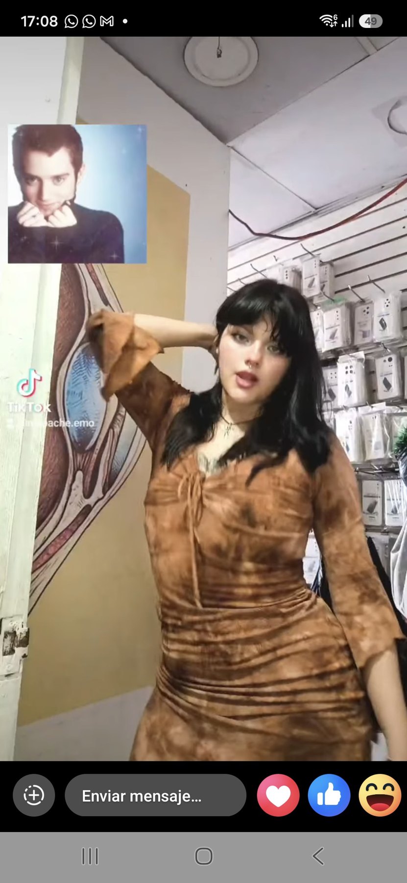 Alguien tiene algo de ella