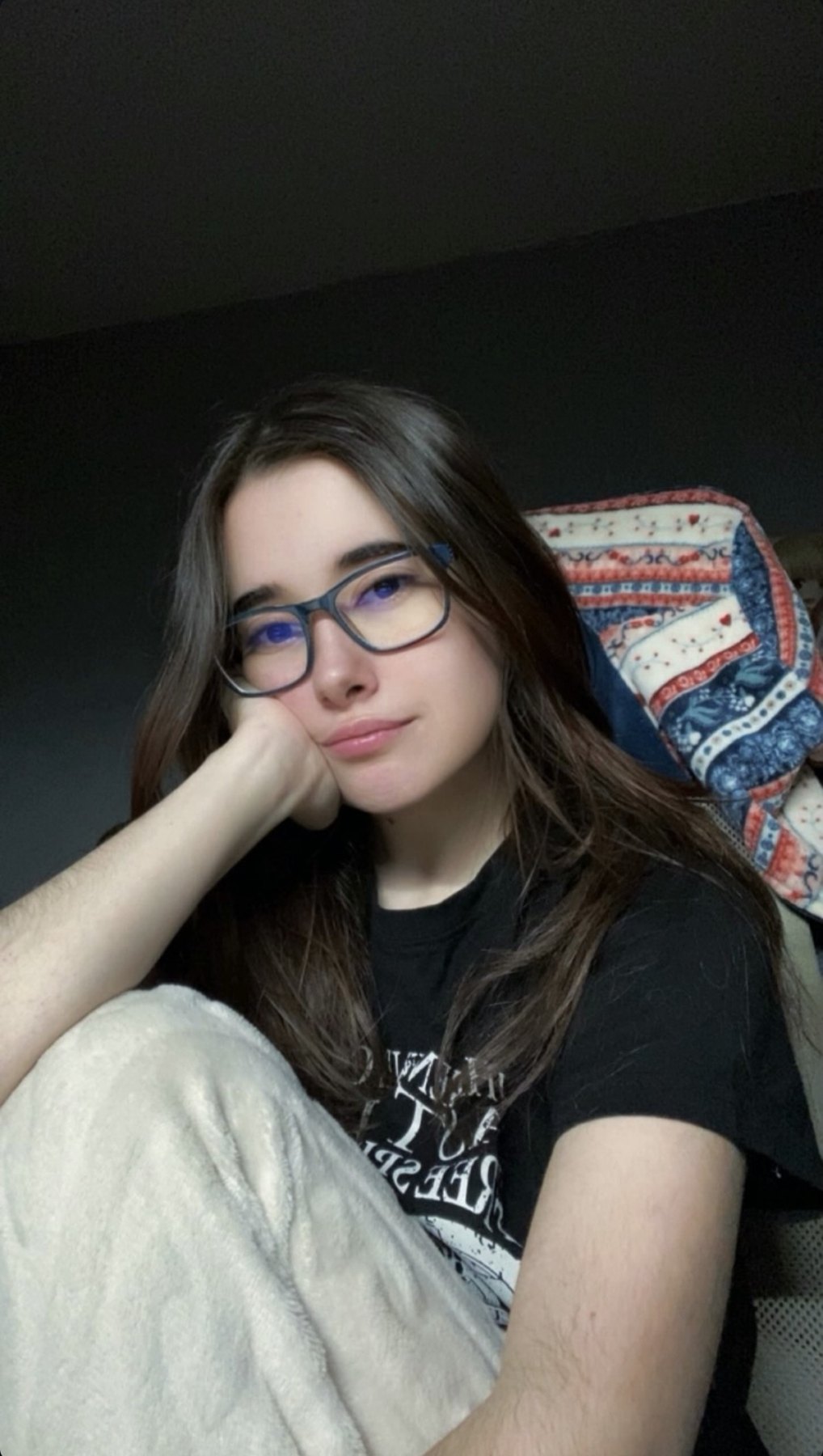 Alguien tiene algo de ella?