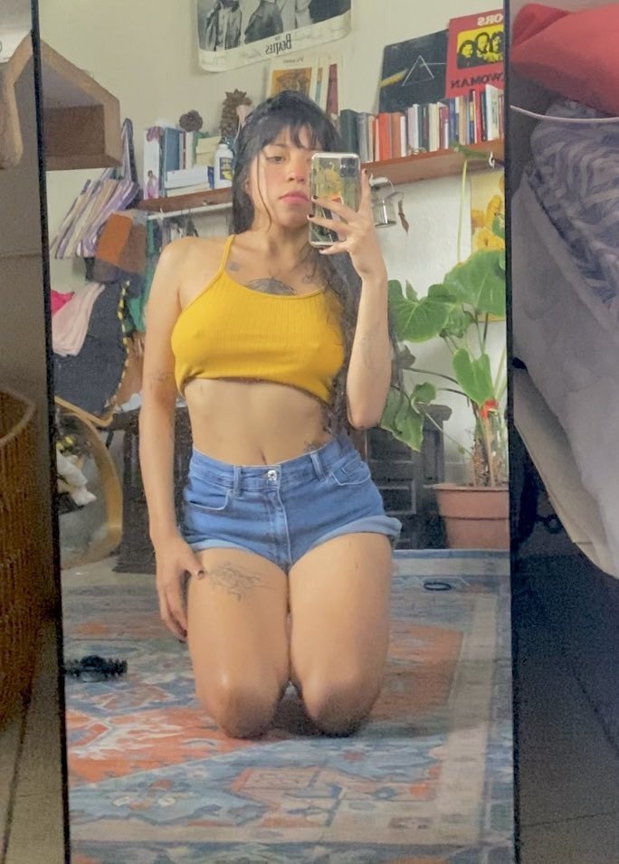 Alguien tiene algo de ella?