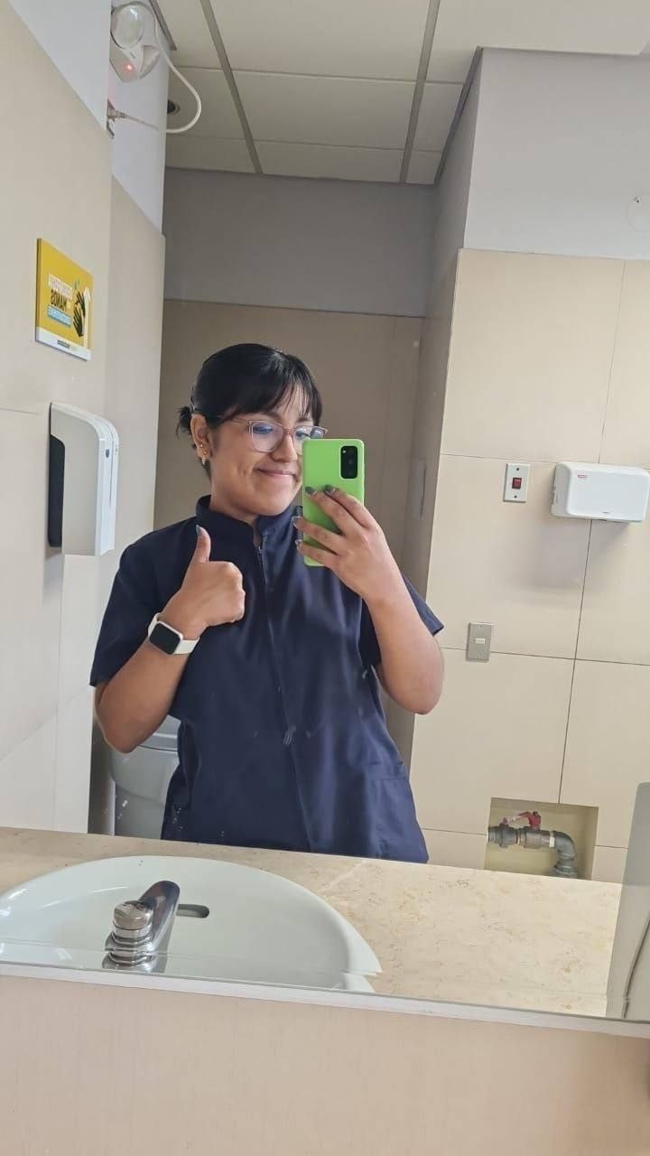 Manden contenido de esta flaquita