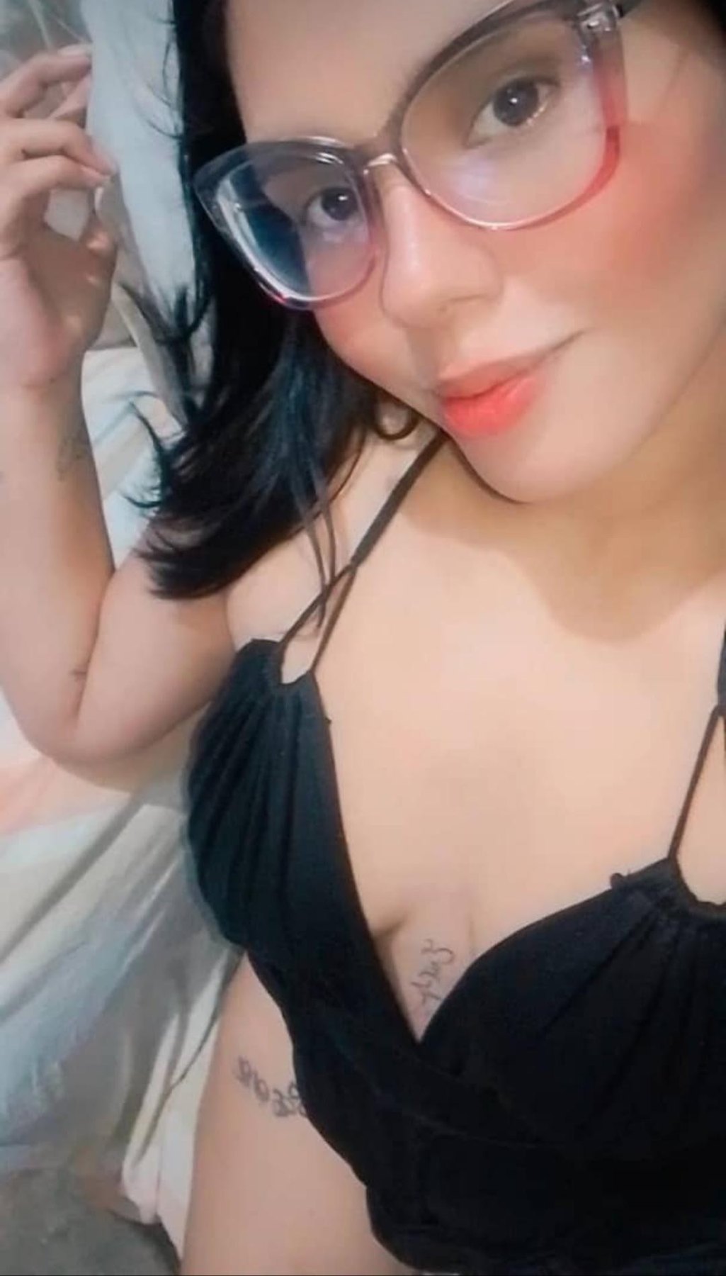 Algo de ella negros, vende.