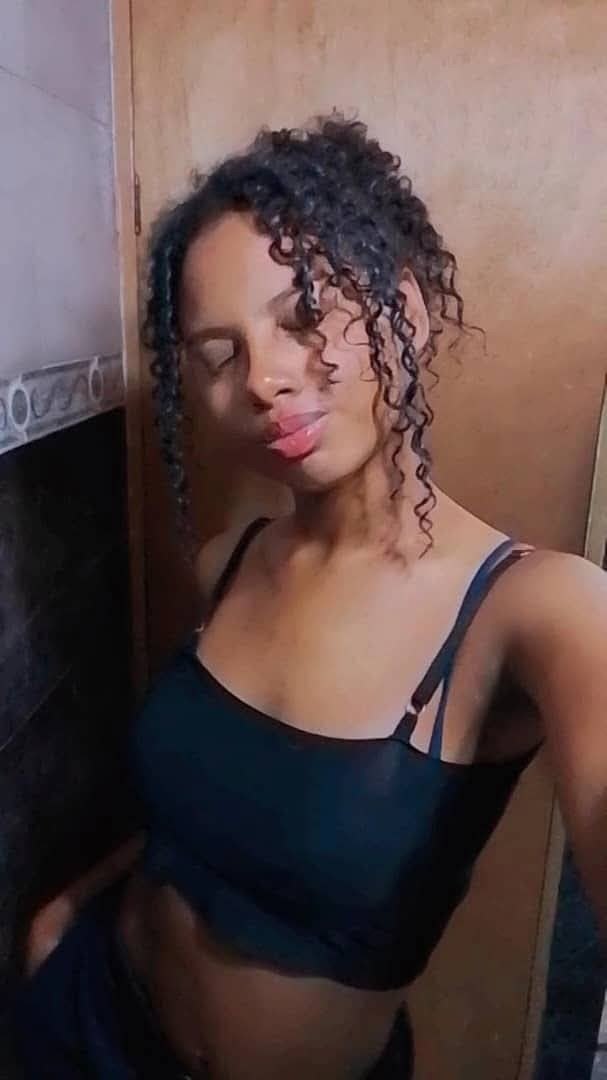 Alguien tiene algo de ella?