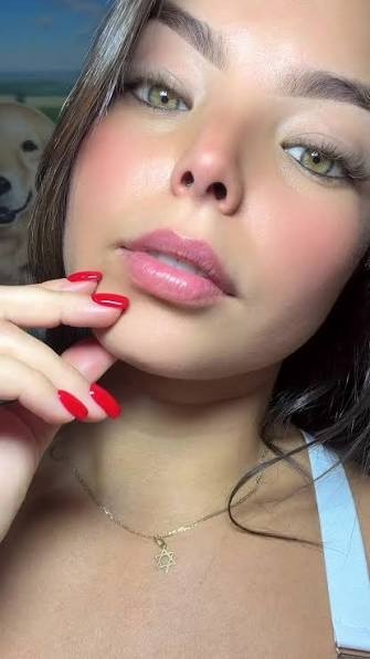 algo de ella? antes tenia sesiones de foto donde salia desnuda
