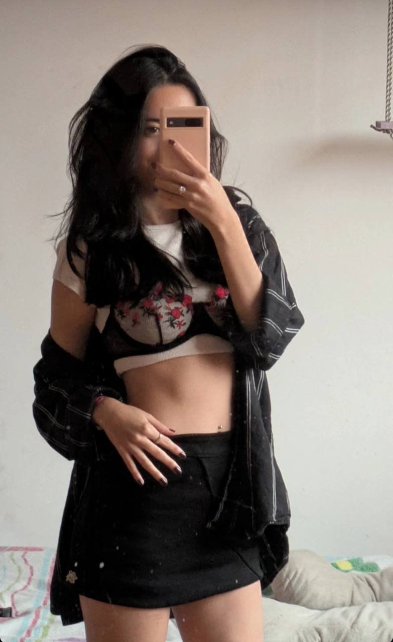 Andrea 22 años de Bogotá, entregada por su novio al apostarla y perder en “El dado del cornudo” 💦🔥