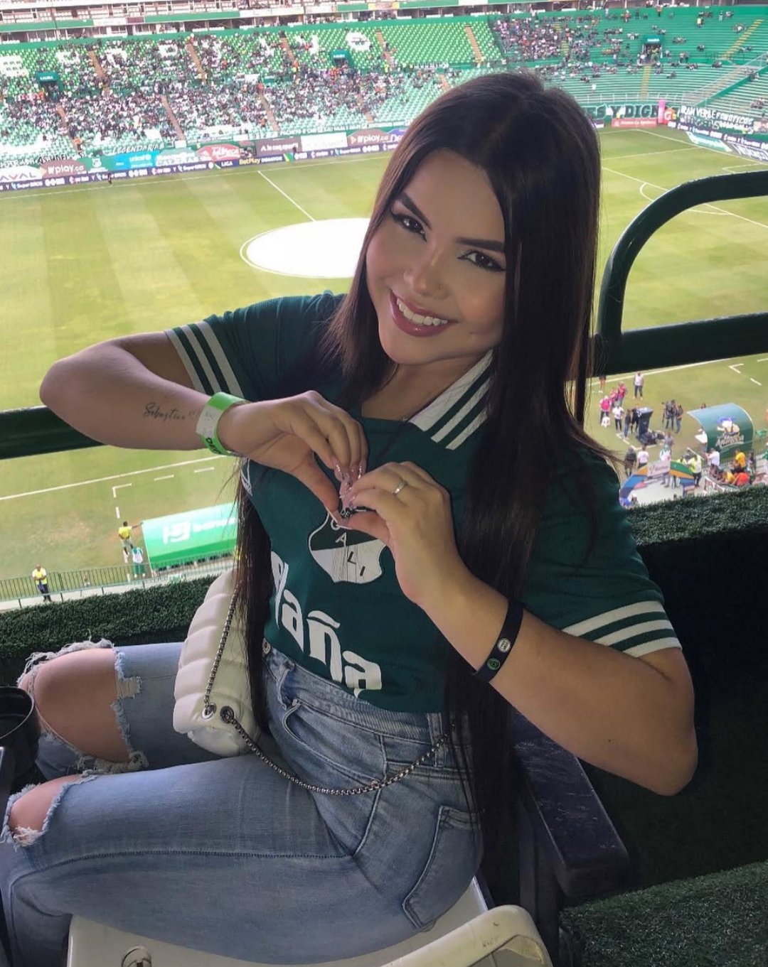 Puta azucarera mueve su culo en el estadio del deportivo cali