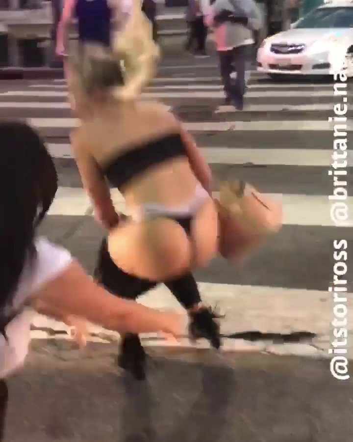[Prank] Pantsing her PAWG friend in New York