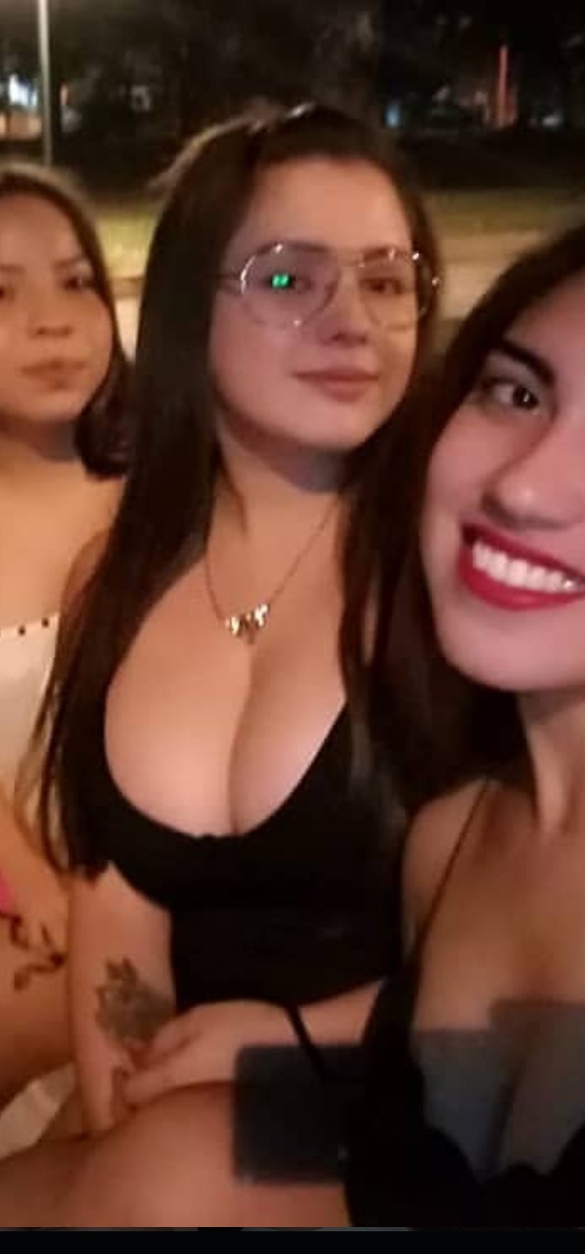 Algo de la tetona del medio ?