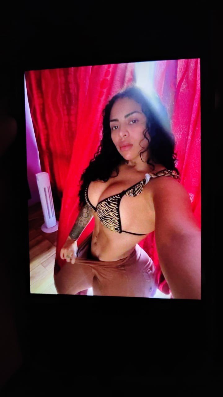 Alguien conoce a esta milf? · respuesta