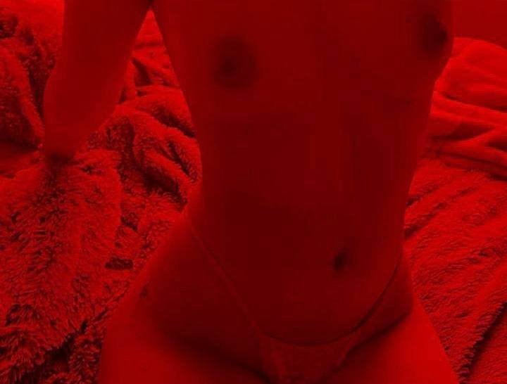 Andrea 22 años de Bogotá, entregada por su novio al apostarla y perder en “El dado del cornudo” 💦🔥 · respuesta