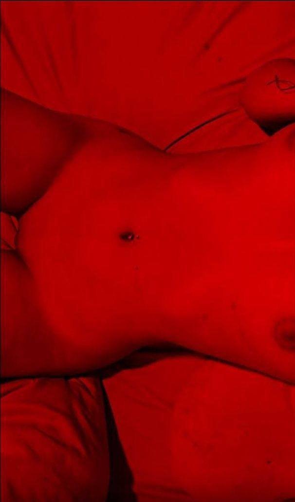 Andrea 22 años de Bogotá, entregada por su novio al apostarla y perder en “El dado del cornudo” 💦🔥 · respuesta