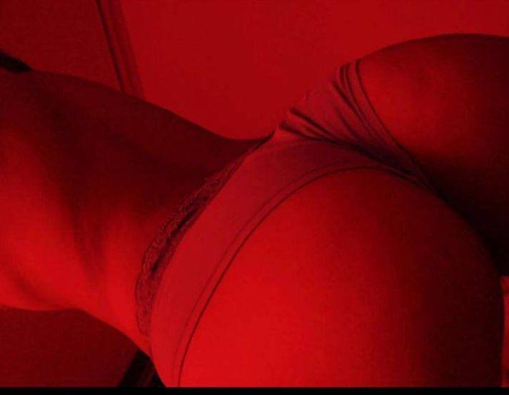 Andrea 22 años de Bogotá, entregada por su novio al apostarla y perder en “El dado del cornudo” 💦🔥 · respuesta