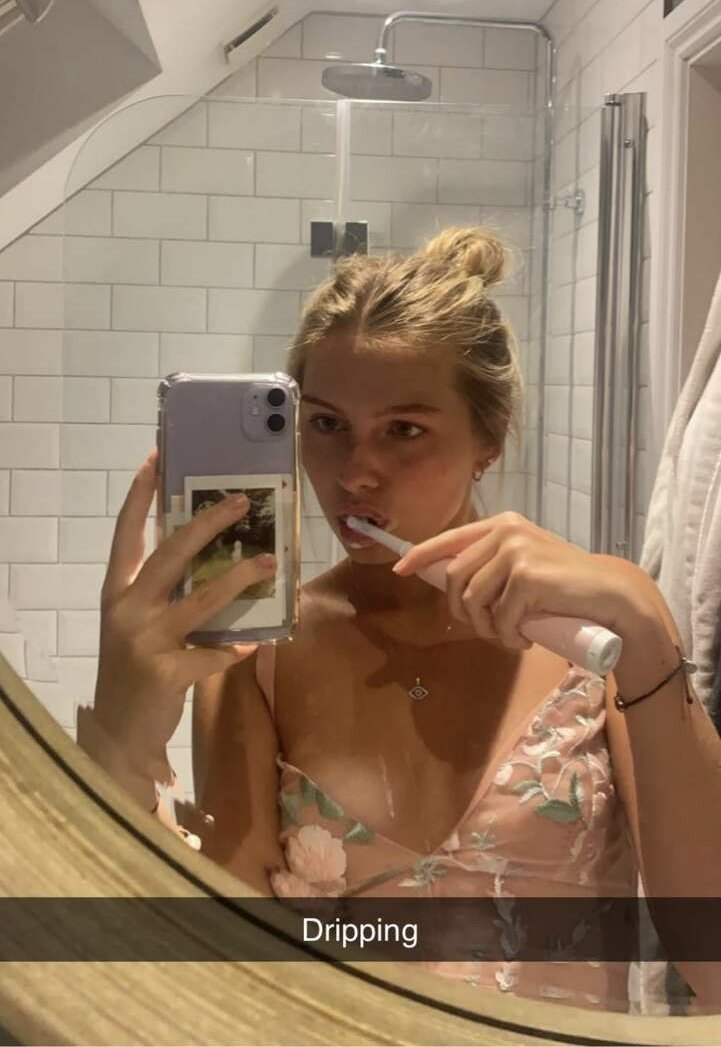 Slutty little teen Gf Snapchat nude selfies · respuesta