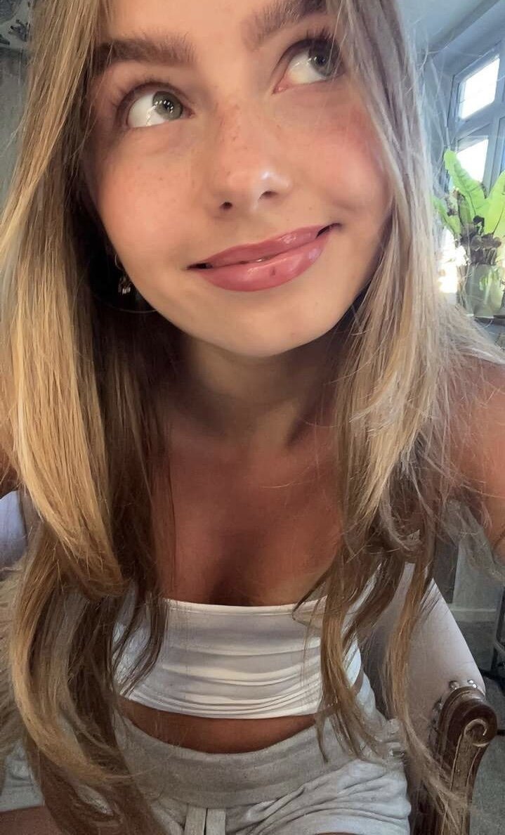 Slutty little teen Gf Snapchat nude selfies · respuesta