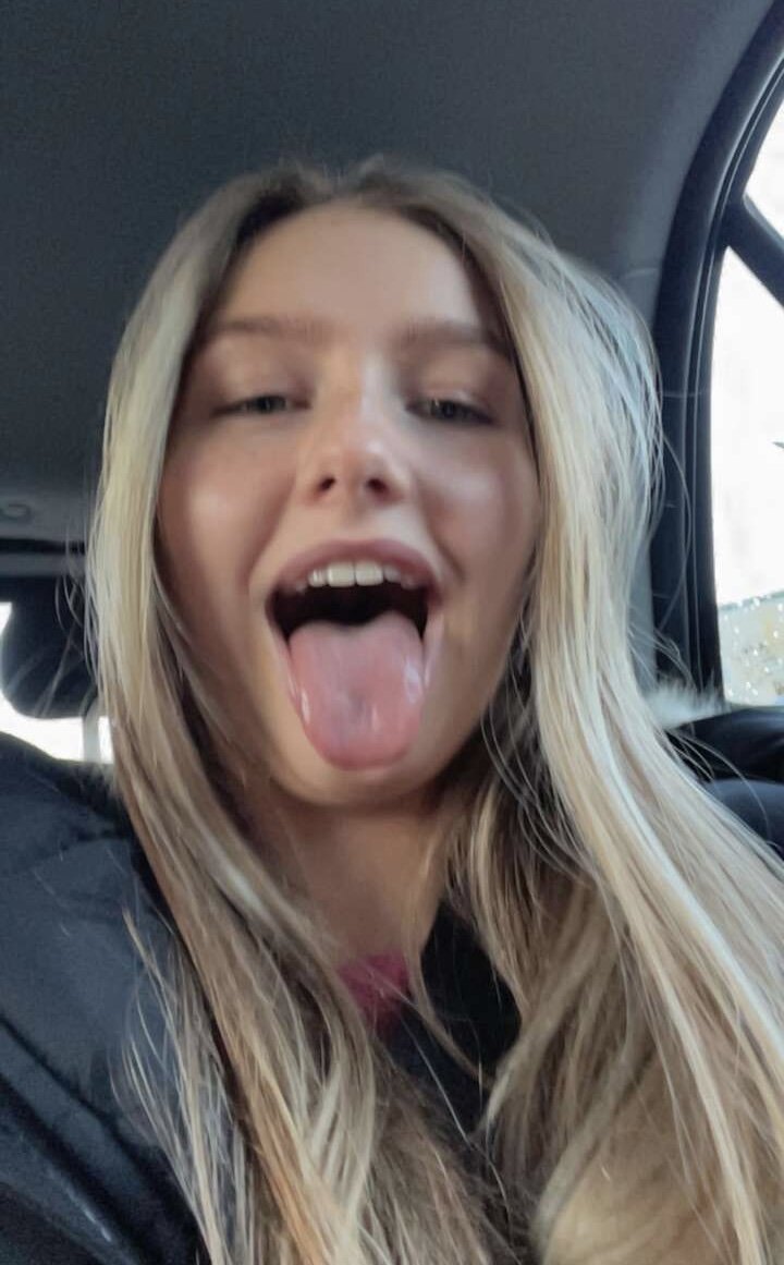 Slutty little teen Gf Snapchat nude selfies · respuesta