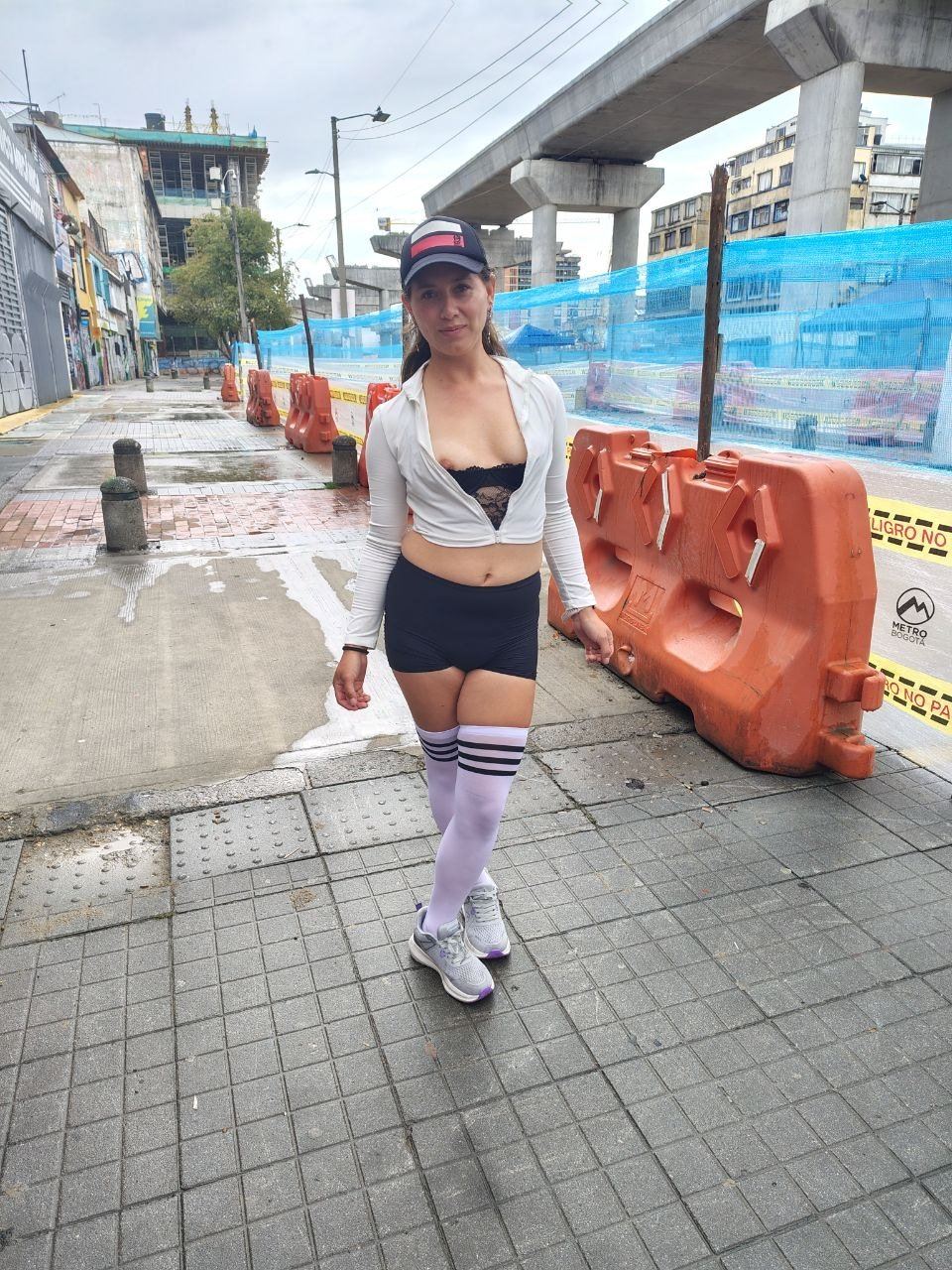 Ella es Claudia una flaquita rica muy puta adicta al sexo · respuesta