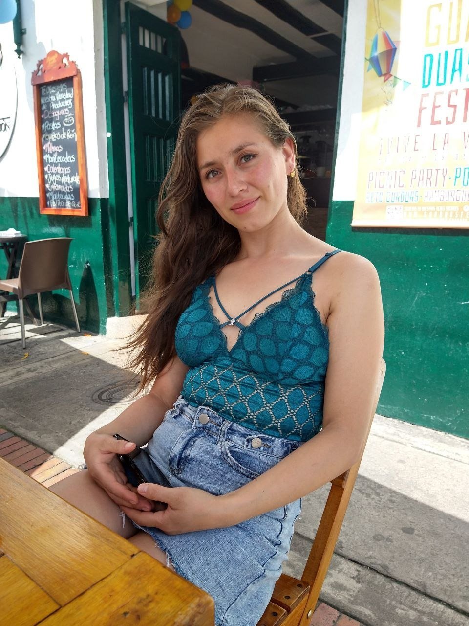 Ella es Claudia una flaquita rica muy puta adicta al sexo · respuesta