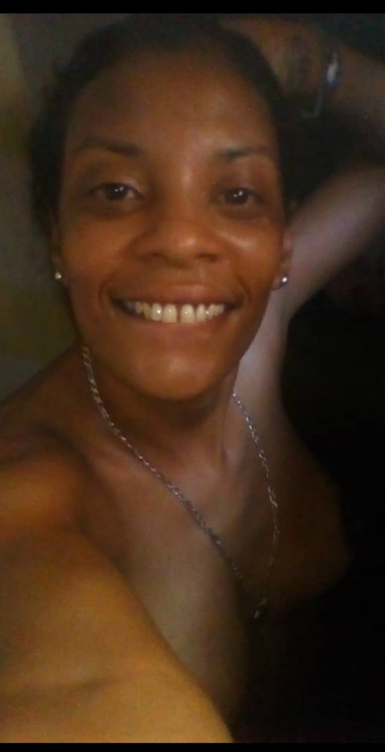 TOMANDO UN BAÑO PARA SALIR A COJER CON UNA AMIGA Y SU NOVIO QUE LLEGO DE ESPAÑA · respuesta